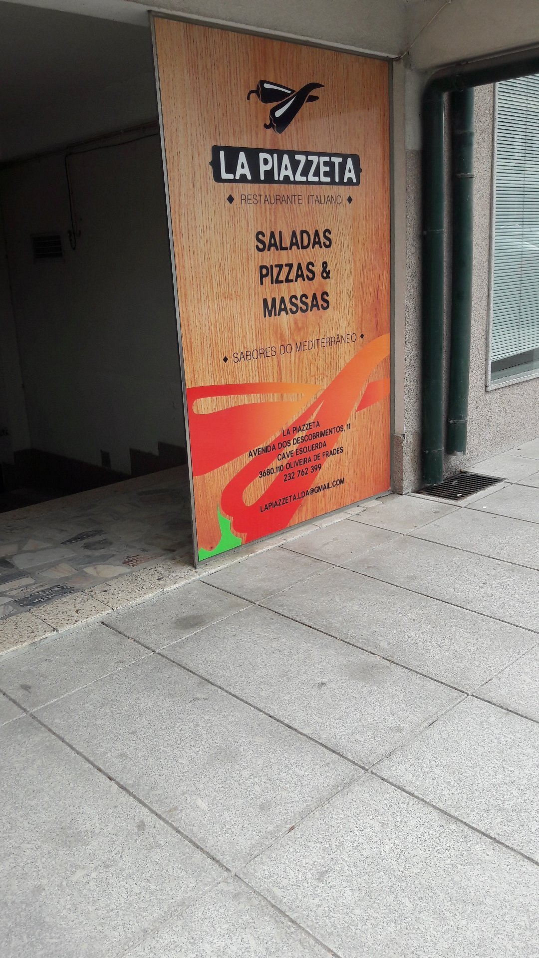 Mesa italiana partilhada na La Piazzeta com pizzas e vinho